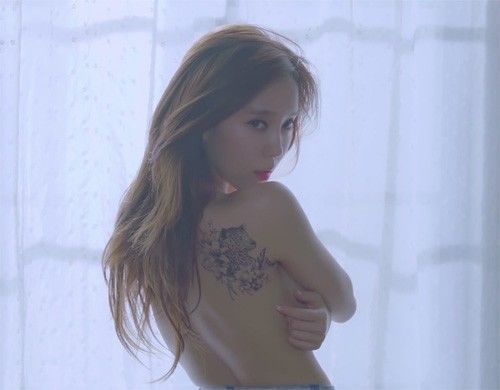 bestie nhung lan sao han khoe duong cong nong bong trong anh ban nude