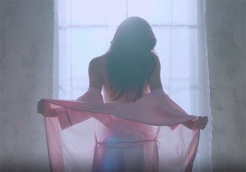 bestie nhung lan sao han khoe duong cong nong bong trong anh ban nude