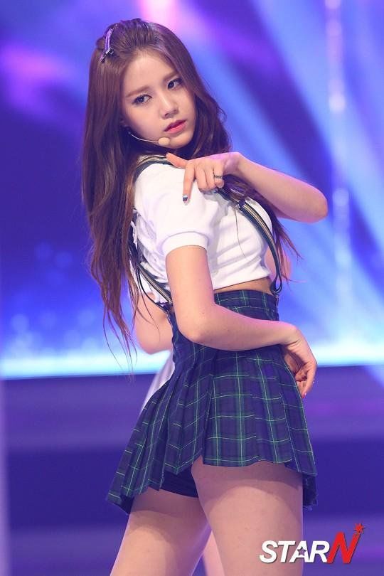 Bestie dong phuc nu sinh sexy cua sao Han