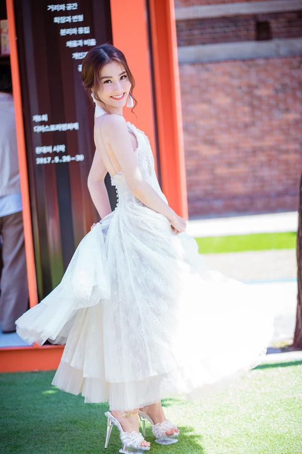 bestie nguoi dep Viet do sac voi tong trang