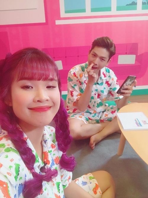 bestie dang anh lang man chan che sao viet thi nhauy dim hang ban doi