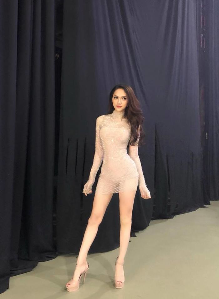 bestie nhung bo trang phuc Huong Giang idol mac di thi hoa hau chuyen gioi