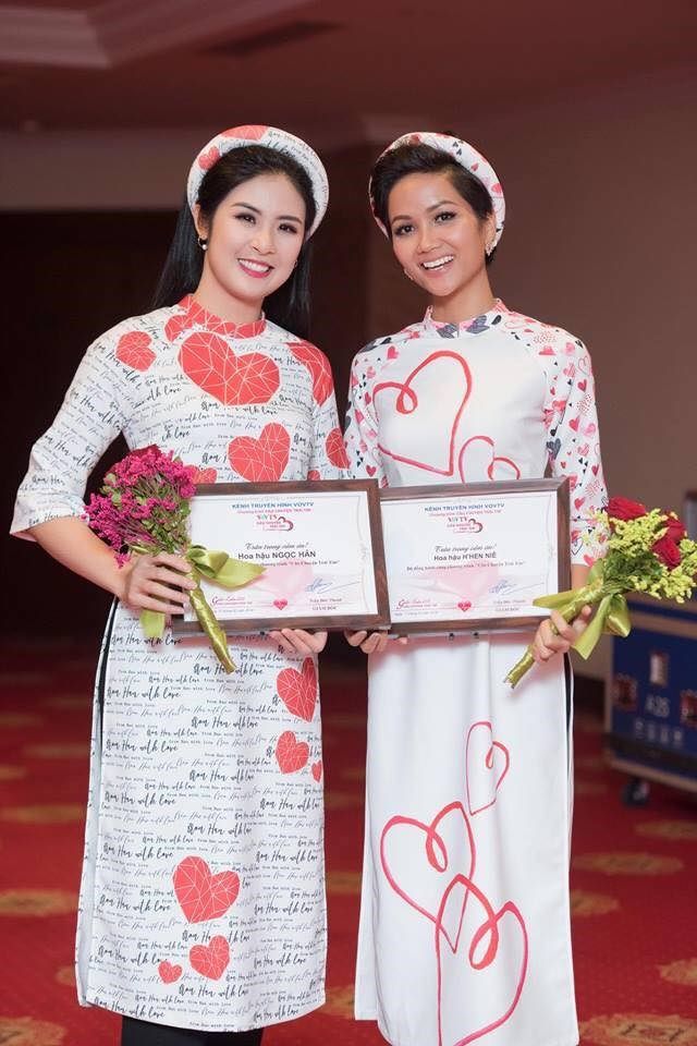 bestie nhan sac cac hoa hau a hau khi chup chung