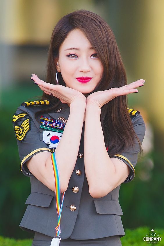 Bestie guong mat moc