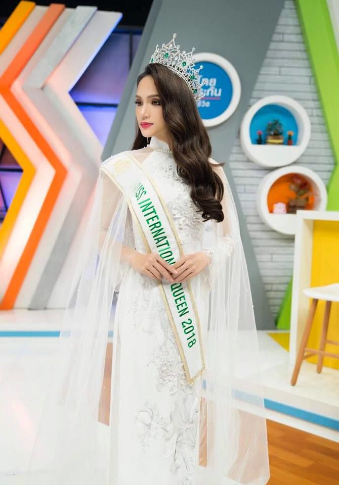 bestie nguoi dep Viet do sac voi tong trang