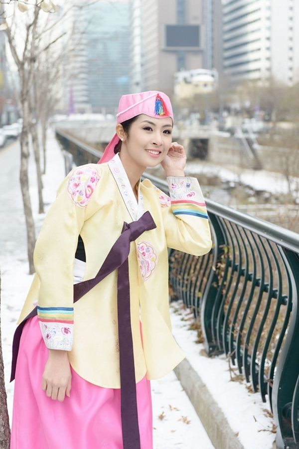 bestie sao viet dien trang phuc truyen thong nuoc khac