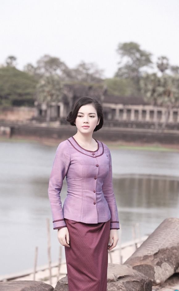 bestie sao viet dien trang phuc truyen thong nuoc khac