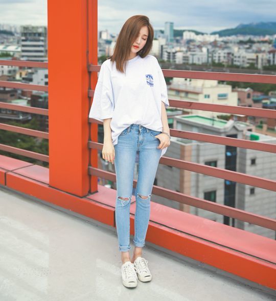 Áo phông trắng và quần jean: Áo phông trắng và quần jean là trang phục phổ biến và mặc đơn giản nhưng vẫn mang tính thời trang cao. Với hình ảnh này, bạn sẽ tìm khát cảm giác thoải mái, dễ dàng kết hợp với những phụ kiện khác để tạo nên phong cách của riêng bạn.