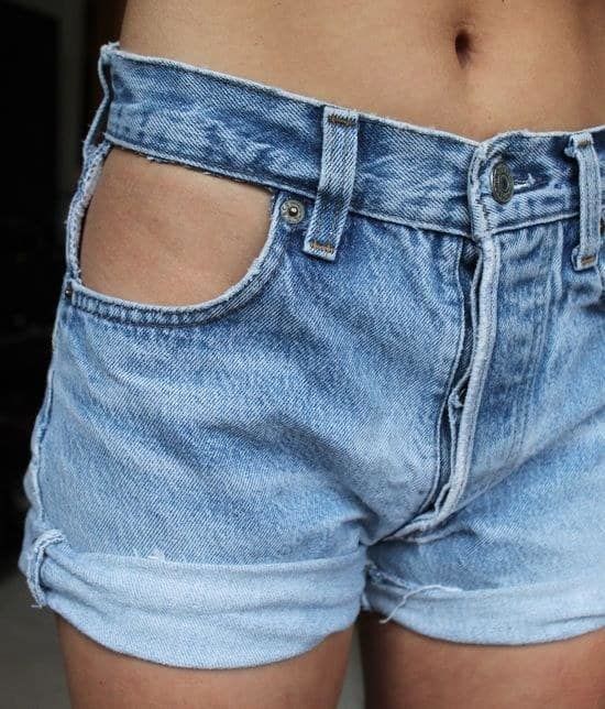 Những mẫu quần jean vừa quái đản vừa đắt mà vẫn cháy hàng