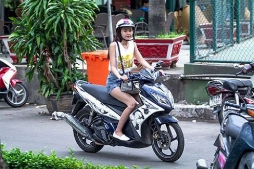 Hình ảnh bình dị khi sao Việt đi xe máy khiên fan thích thú