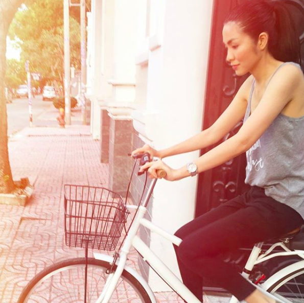 Hình ảnh bình dị khi sao Việt đi xe máy khiên fan thích thú