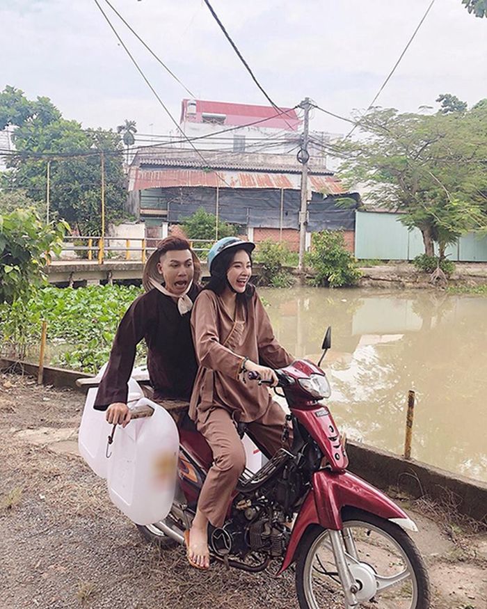 Hình ảnh bình dị khi sao Việt đi xe máy khiên fan thích thú