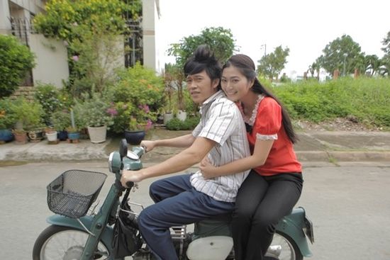 Hình ảnh bình dị khi sao Việt đi xe máy khiên fan thích thú