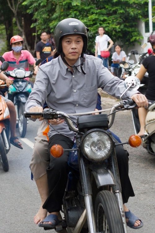 Hình ảnh bình dị khi sao Việt đi xe máy khiên fan thích thú