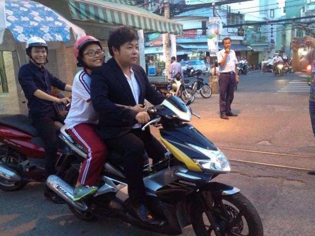 Hình ảnh bình dị khi sao Việt đi xe máy khiên fan thích thú