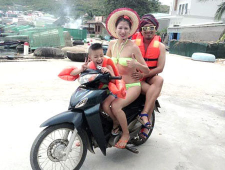 Hình ảnh bình dị khi sao Việt đi xe máy khiên fan thích thú