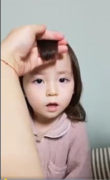Cư dân mạng thích thú trước vẻ đáng yêu của bé gái