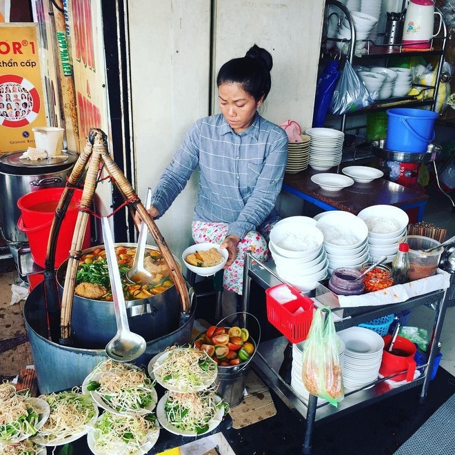 Những quán ăn bình dân cứ “đến là gặp thần tượng” nổi tiếng ở Sài Gòn