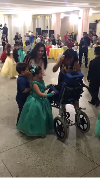 Cảm động cô bé chọn em trai khuyết tật làm bạn nhảy của mình