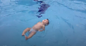 Em bé 2 tuổi bơi điệu nghệ như người cá