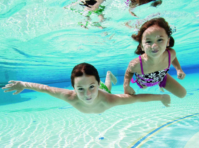 Những vấn đề bố mẹ cần lưu ý khi cho trẻ bơi ở nơi công cộng 
