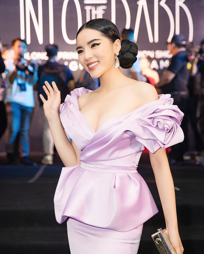 Những bộ trang phục gây “nhức nhối” của sao Việt tuần qua