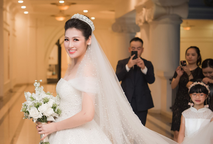 Những chiếc váy cưới đắt xắt ra miếng của mỹ nhân Việt