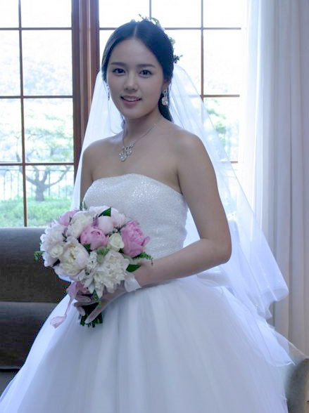 Nữ thần tượng Kpop mặc váy cưới xinh hết phần thiên hạ