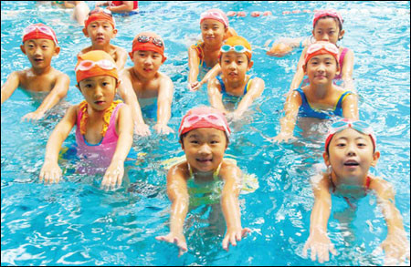 Phòng bệnh cho trẻ khi đi bơi: Tưởng khó hóa ra cực dễ