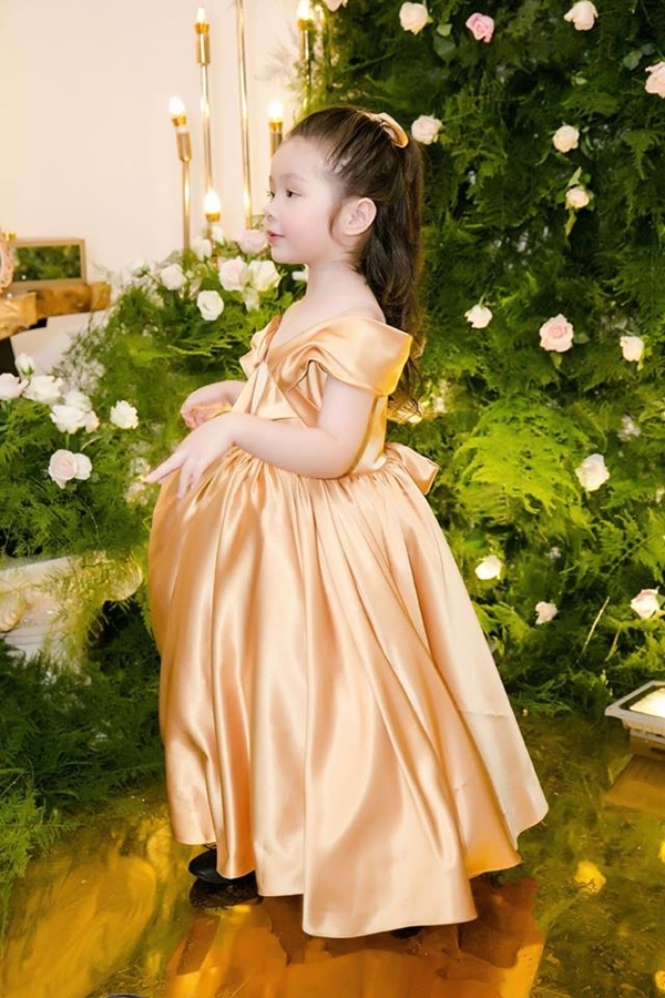 Elly Trần mặc gợi cảm trong tiệc sinh nhật con gái