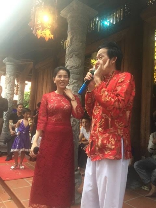Chenh 1 giap nhung khi dung canh nhau: nguoi thanh ong chu, nguoi hoa nu sinh