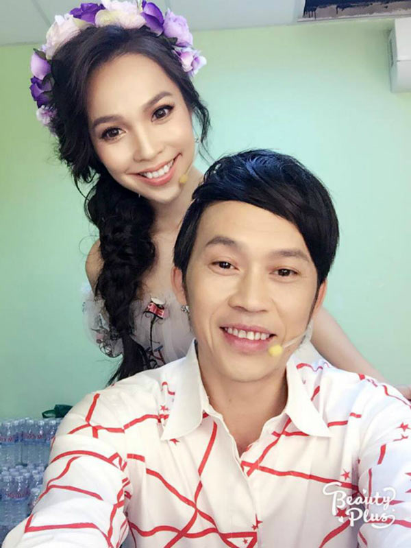Chenh 1 giap nhung khi dung canh nhau: nguoi thanh ong chu, nguoi hoa nu sinh