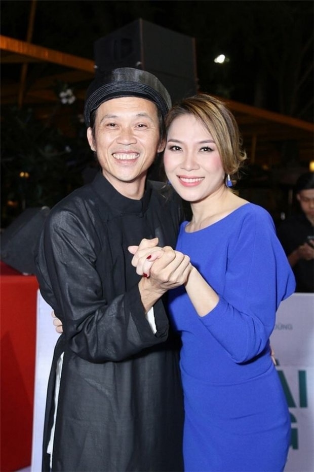 Chenh 1 giap nhung khi dung canh nhau: nguoi thanh ong chu, nguoi hoa nu sinh