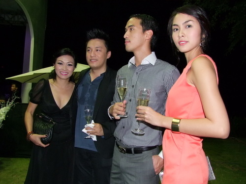 Chenh 1 giap nhung khi dung canh nhau: nguoi thanh ong chu, nguoi hoa nu sinh