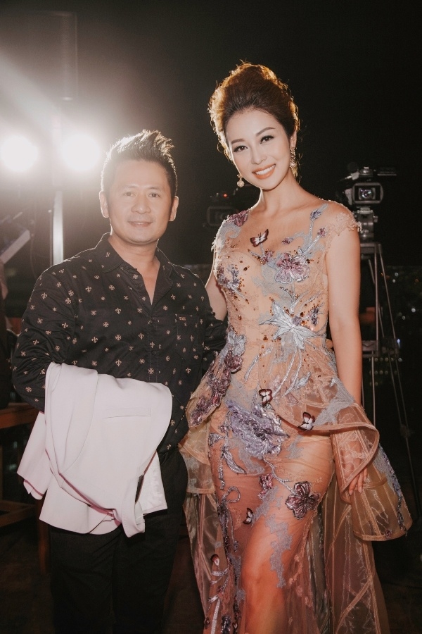 Chenh 1 giap nhung khi dung canh nhau: nguoi thanh ong chu, nguoi hoa nu sinh