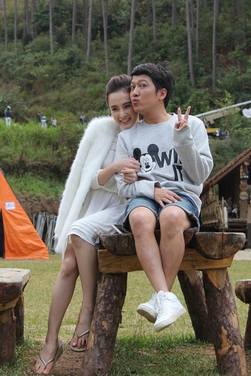 Chenh 1 giap nhung khi dung canh nhau: nguoi thanh ong chu, nguoi hoa nu sinh