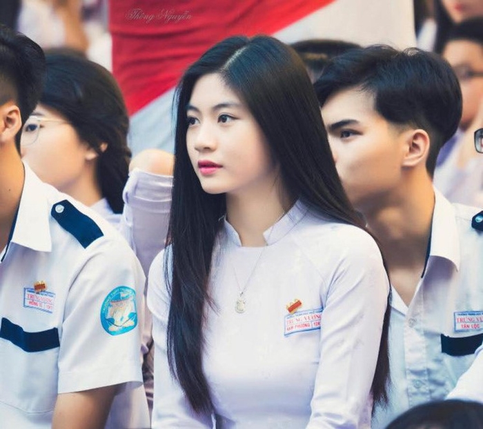 Cùng ngắm những hình ảnh đẹp tinh khôi của nữ sinh Việt trong tà áo dà