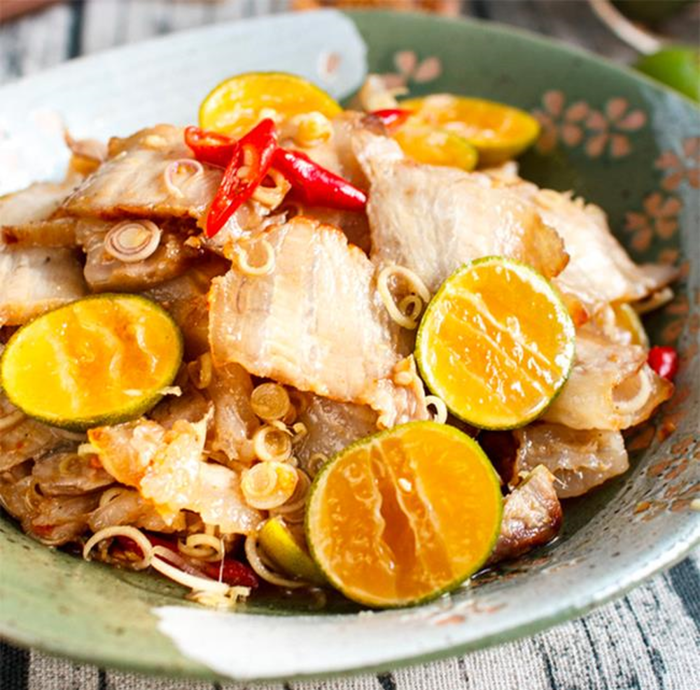 Hướng dẫn cách làm ba chỉ lắc sả tắc ngon miệng