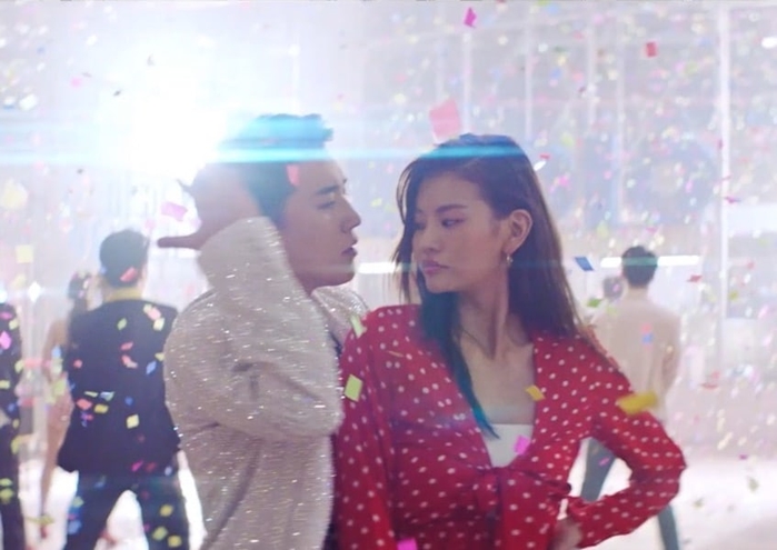 Những lần các vũ công nóng bỏng chiếm spotligh của idol trên sân khấu