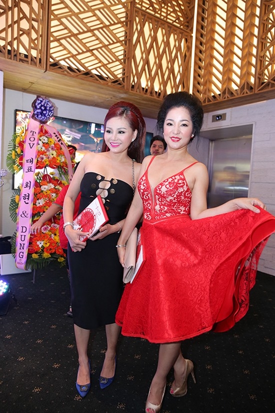 Những người đẹp Việt mắc lỗi trang phục quá hở hang khi đi dự đám cưới