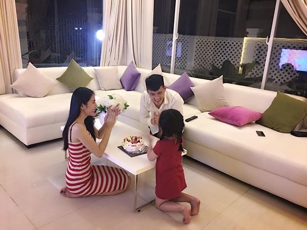 Sau 5 tháng, Hoa hậu Đặng Thu Thảo cũng chịu khoe con gái