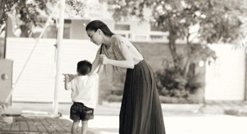 Sau 5 tháng, Hoa hậu Đặng Thu Thảo cũng chịu khoe con gái