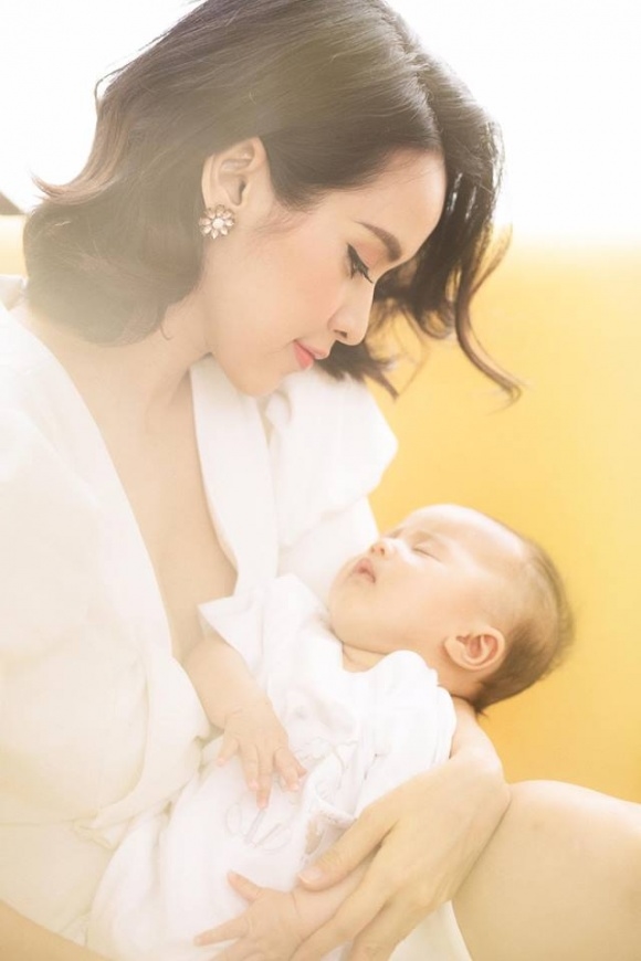 Sau 5 tháng, Hoa hậu Đặng Thu Thảo cũng chịu khoe con gái