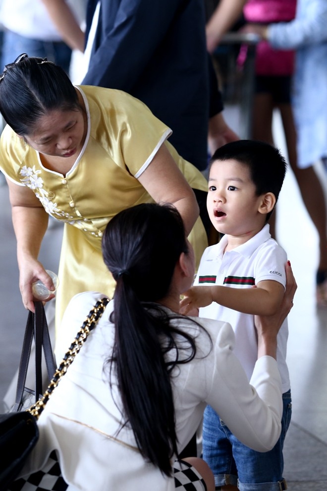 Sau 5 tháng, Hoa hậu Đặng Thu Thảo cũng chịu khoe con gái