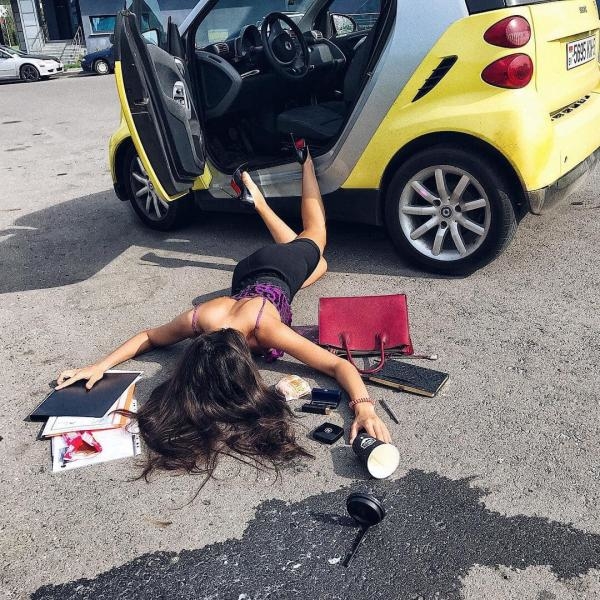 ‘Ngã sấp mặt’ khoe của đang là hot trend khiến sao Việt rần rần