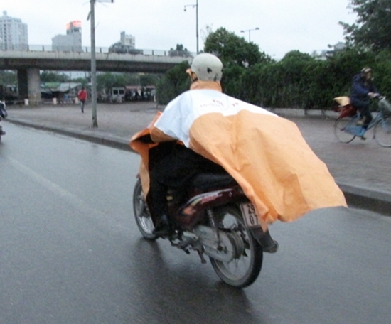 Đã từng có người tử vong vì kẹt áo mưa vào xe máy 