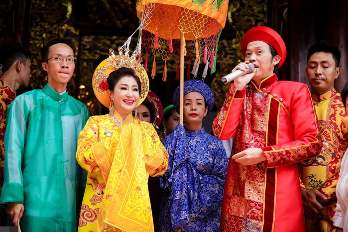 Đông đảo sao Việt tề tựu tại nhà thờ 100 tỷ của danh hài Hoài Linh