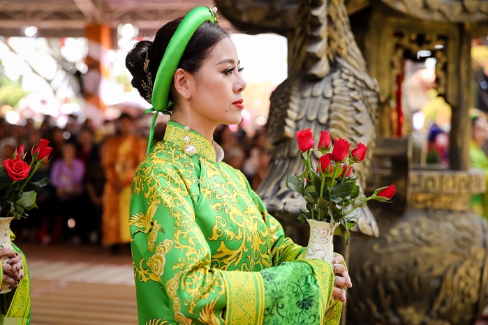 Đông đảo sao Việt tề tựu tại nhà thờ 100 tỷ của danh hài Hoài Linh