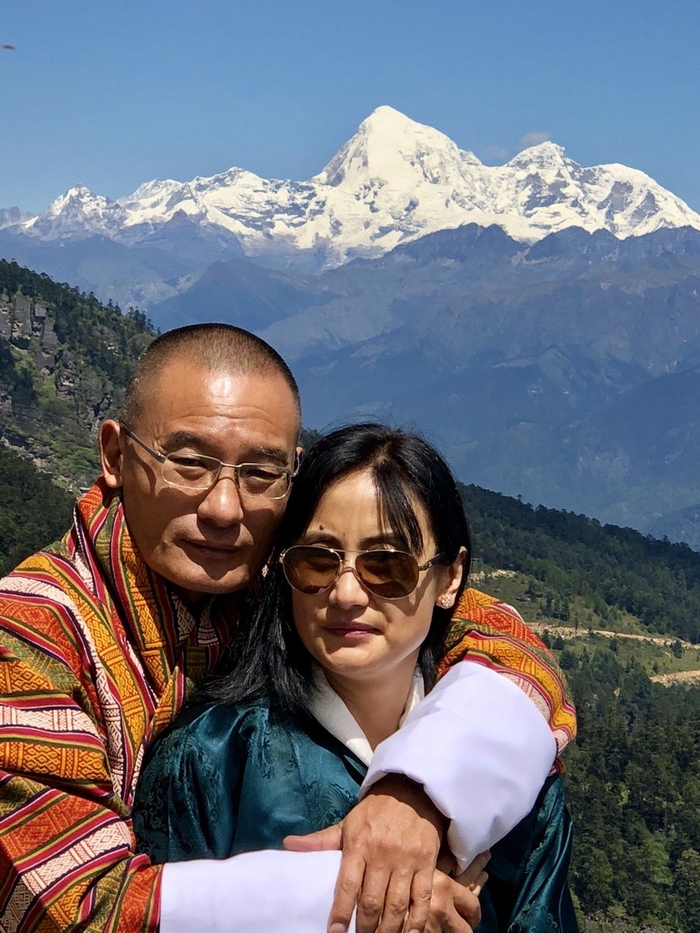 Hình ảnh cựu thủ tướng Bhutan cõng vợ qua đường bùn đất