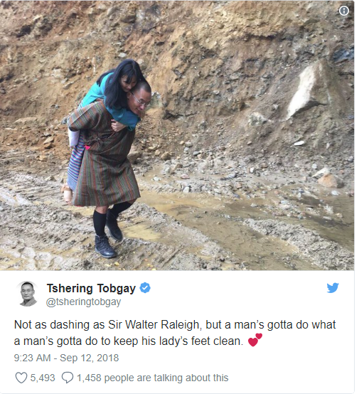 Hình ảnh cựu thủ tướng Bhutan cõng vợ qua đường bùn đất